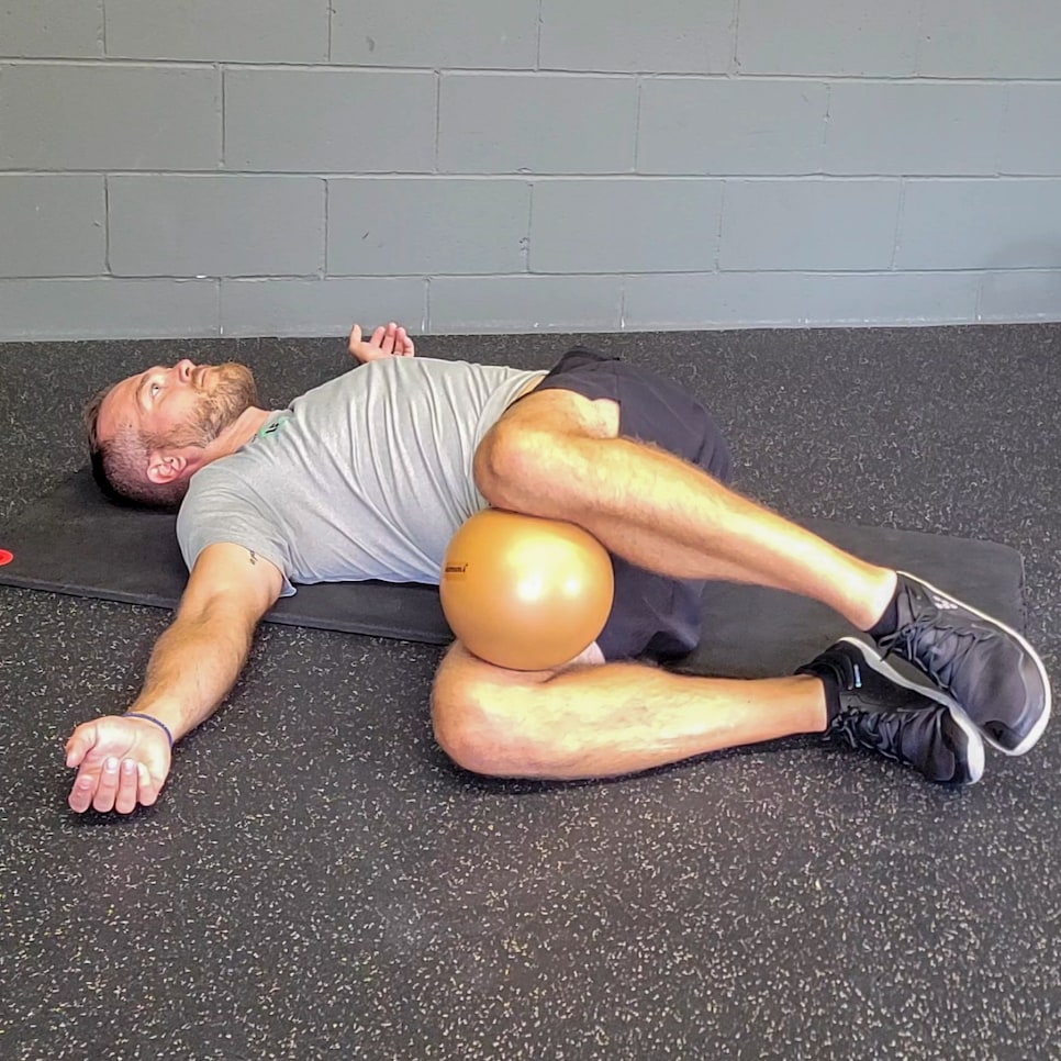 /content/dam/images/golfdigest/fullset/fitness-2024/Rudolph Supine Bent Knee Trunk Rotation.jpg